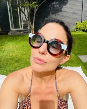 Luz Valdivieso Instagram - Que sea un lindo fin de semana lleno de Paz y Amor!!! Subo esta foto porque todas mis ultimas historias son con estos anteojos de sol (que además les cuento son ópticos para mi miopía!) y me han escrito demasiado para saber de donde son… pues bueno.. les contaré el secreto.. es una marca española que trae a Chile @opticasgonzalocortes mi nuevo gran descubrimiento! Tienen marcos preciosos.. 🤫
A mi, los ópticos de sol me cambian la vida! 
Alguien más los necesita? Quizás podemos hacer algún sorteo… 🤭 
Qué dicen @opticasgonzalocortes