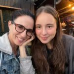 Luz Valdivieso Instagram - Salida de chicas 💕💕 Adolesciendo ella.. Dios me libre pronto de esta etapa!! 🥴😅 Alguien más en la misma?? 🤪 #maríadelosrayos #adolescentes