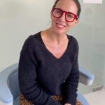 Luz Valdivieso Instagram – Es increíble la cantidad de temas tabúes que hay en las mujeres después de los 40.. no encuentran? Entre la pérdida de colágeno, la peri menopausia, incontinencia de esfuerzo y la canas que nos sacan los hijos adolescentes!! Algunas cosas que hablamos con suerte con las amigas..
Cosas tan comunes pero que generan un cambio en nuestra salud, dinámica de vida, hasta en la autoestima! Pero que no se conversan y por lo mismo no los podemos prevenir para tratarlos a tiempo.. 

Por eso vine a @clinica.ginestetica que son expertos en rejuvenecimiento tanto externo como interno, donde sus especialistas usan la mejor tecnología para los tratamientos. Son equipos certificados y de la marca original Checa que es @btlaestheticschile (fíjense siempre en eso!) 

Yo tuve 3 hijos y para prevenir la incontinencia, por el peso que generan los embarazos, probé la tecnología Emsella: una silla que funciona a través de energía electromagnética, generando una adaptación neuro-muscular y ejercitando el piso pélvico de manera profunda.

Esto es ideal para personas con incontinencia desde la prevención hasta más avanzado, para dolores en la pelvis, post parto e incluso para lesiones deportivas.

Lo mejor es que funciona tal como lo ven: 30 min sentada con ropa, de forma cero invasiva, no duele ni molesta nada, sólo se siente una vibración. 

¿De qué otro tema tabú de mujeres post 40 te gustaría conversar? Te leo..