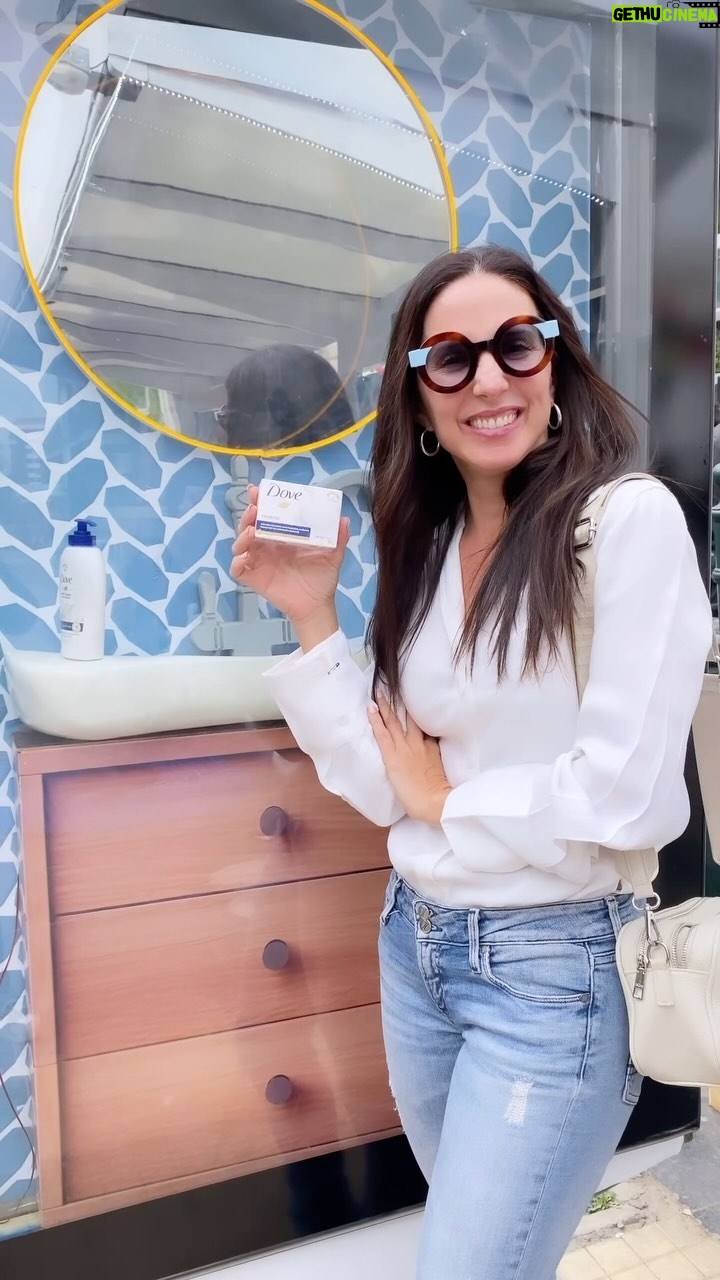 Luz Valdivieso Instagram - ¿Se imaginan sentir el olor de los jabones Dove en plena ciudad? 😍 Eso sentí en el paradero de @dove del Parque Arauco en Kennedy Lateral que me transportó al baño de mi casa✨ porque mis jabones favoritos son por lejos los de Dove. Debo confesar que a veces ando con el jabón en barra hasta en la cartera!!🤭 lo amo en serio y por estos grandes motivos: ▫️El jabón en barra tiene 1/4 de crema humectante, tiene PH neutro y esta dermatológicamente recomendado. Lo mejor es que se puede usar en la cara 🙌🏼 ▫️Mientras que el jabón líquido tiene 5ingredientes humectantes, limpiando profundamente en segundos y humecta por horas. Se los mega recomiendo. Cuéntenme cómo les va usándolos 😍 ¡los leo! #CuestiónDePiel #AllYouNeedIsDove #Publicidad
