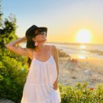 Luz Valdivieso Instagram - Pasamos tanto tiempo preocupándonos de lo que viene o lamentándonos de lo que ya pasó.. a veces es tan difícil aquietar la mente y sólo disfrutar el momento. El presente. Y parece que ahí es donde encontramos la Paz. Espero que hayan tenido un lindo fin de semana largo! Por mi parte rodeada de los que quiero y de mar. 🌊