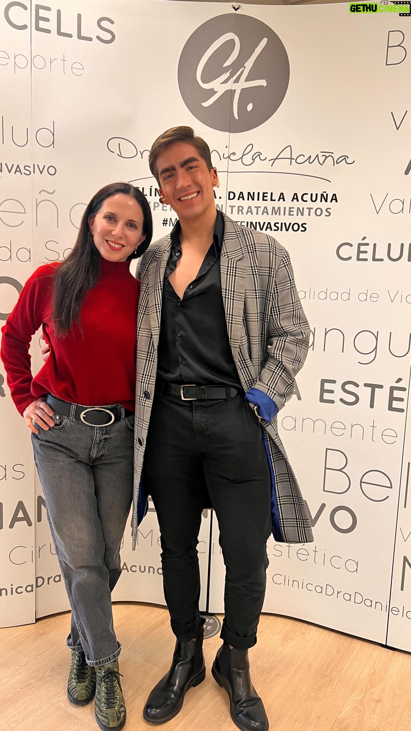 Luz Valdivieso Instagram - ¡Tenemos un nuevo concurso, pensado especialmente para ti! Para cuidar tu piel y tu salud con el mejor tratamiento 😍✨ Regalaremos 2 sesiones de células pluripotenciales endovenosos, junto a nuestro SubDirector Médico, Dr Francisco Sáez y @luzvaldiviesoactriz Estas células ayudan desde el punto de vista estético, pero también como como preventivo patológico. Estéticamente ayudarán a combatir la flacidez y mejorar la calidad de piel a través de los fibroblastos, que son las células encargadas de producir colágeno, elastina y que promueven la angiogenésis. También tiene un impacto positivo a nivel de salud general, como: 1. Sistema nervioso central: útil para insomnio, concentración y aumento de energía 2. Sistema inmune: básicamente a través de la proliferación de linfocitos, ayuda a combatir mejor los virus y así enfrentar de mejor forma el invierno. 3. Sistema Osteomuscular: nos ayuda a regenerar tejidos por lo que sirve para deportistas, pacientes con artrosis entre otros trastornos. 4. Además se reparte a nivel sistémico para piel y fanereos. 5. Sirve para diversas patologías aprobadas por la FDA. 4. Además se reparte a nivel sistémico para piel y fanereos. Como participar: Es muy sencillo, solo sigue estos 2 pasos: 👉🏻Paso 1: Comparte este post en tus historias y etiquétanos para que podamos verlo. 👉🏻Paso 2: Síguenos en Instagram a @clinicadradanielaacuna y @Luzvaldiviesoactriz ¡Y listo! Con estos 2 pasos, estarás participando, mucha suerte!! 🤗 Sorteo Viernes 31 de Mayo. ¡No te lo puedes perder!