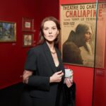 Lyanka Gryu Instagram - Посетила яркую увлекательную выставку Театрального музея им.Бахрушина к юбилеям великих композиторов Мусоргского и Римского-Корсакова. В одном зале представлены иллюстрации к сказочным и былинным сюжетам музыкального наследия Николая Римского-Корсакова. Афиши и эскизы ко многим его операм, в том числе «Снегурочка», «Садко», «Золотой петушок» В другом зале можно увидеть эскизы декораций и костюмов, фотографии и афиши к легендарным постановкам «Хованщина» и «Борис Годунов» Модеста Мусоргского. Несмотря на разницу подходов оба композитора оказали мощное влияние на формирование национального искусства и вывели русскую оперу на новый, мировой уровень. Выставка открыта до 15 мая в Доме-Музее Ермоловой, Тверской бульвар, 11 костюм @vassa_co стиль @annanna.ru