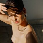 Lyanka Gryu Instagram - Выглядеть женственно и Чувствовать себя - это совершенно разные вещи. В целом я всегда была женственной, это моя конституция, данность, которая пришла с генами. Но я далеко не всегда Чувствовала себя женственно. Наоборот стеснялась себя.. Большую часть своей жизни внутри я была задорным мальчишкой или мамой… готовить, убирать, обо всех позаботиться или кеды, джинсы, камера на перевес и в невероятное путешествие. Образ женщины был только связан с работой - кино, мода, фестивали, но я себя не ассоциировала с ним. Я бы никогда не стала бы носить каблуки в обычной жизни - это униформа работы. Но последние несколько лет я вошла в прекрасную фазу внутренного расширения и позволения себе быть разной и не стесняться своих проявлений. Расслабленность и опора внутри позволили найти Ту женскую силу и привлекательность, в которой мне тоже стало комфортно. Это про принятие и доброту к себе. Произошло качественное изменение и я искренне получаю удовольствие от своей Новой Жизни с гармонии со своей внутренней Женщиной ❤️ Укладка: @alteregoitaly.ru @titova0703 Макияж: @rbg.ru @myltusova_kate Фото: @daryaorlova Стиль: @alina_shalak