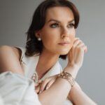 Lyanka Gryu Instagram - Я выбралась на остров внутренней опоры 🤍 Я не знаю, как у вас, но у меня апрель был не простым этапом, когда многое происходило и эмоционально штормило. Были все эти затмения, коридоры, ретрограды… Хотя я не особо слежу, но чувствую, что Однозначное был очень сильный процесс перестройки.. Потом пришло затишье и усталость, и две недели мая я восполняла своей ресурс замедлением, общением с друзьями, вкусной и полезной едой, медитациями и заботой о теле. И вот сейчас, к середине месяца я чувствую, что встала на Опору. 🌟 Я вижу себя снова наполненной энергией и в расслабленном Предвкушении - что интересного и радостного будет в моей жизни совсем скоро? Я очень люблю просыпаться утром с этим чувством предвкушения)) Если его нет, значит что-то не то с состоянием и надо с ним поработать.. ❤️ А в каком настроении вы просыпаетесь по утрам? 🤍🕊️ Actress @lyanka22 Photo @Me.lenn Style @anna_berg MAU/hair @anastasia_bordo