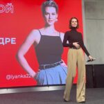 Lyanka Gryu Instagram - Моя первая в жизни лекция на аудиторию 600 человек Вчера звездный эксперт @art.senatorov пригласил меня дать лекцию на своем выпуском курса по рилс. Очень благодарна за такую возможность! Важная составляющая Успеха эксперта в он Лайн пространстве - это понимание алгоритмов, умение прописать интересный сценарий, качественное изображение … …но что делать, если при включении камеры 🎥 голос дрожит, себе не нравлюсь, мысли сбиваются и выгляжу не убедительно ?! - именно об этом и пошла речь на моей лекции «Актерские техники для работы с камерой» - для проявленых экспертов ❤️ Мой 30 летний опыт в кино и театре, множество техник и годы обучения помогают мне выделить ключевые аспекты Влияния на зрителя, удержание внимания и умение зарабатывать своей Проявленной экспертностью 🔥 В наше время у каждого специалиста есть возможность выйти он Лайн и заявить о себе, но не всегда ваш талант и глубокие знания могут пробиться сквозь страх публичных выступлений, напряжение перед камерой или микрофоном - вчера я дала мастер класс для молодых предпринимателей и после ко мне выстроилась очередь с вопросами и благодарностью. Действительно ли это так актуально? Напишите в комментариях, было интересно вам пройти подобный класс со мной и научиться Владеть собой и своей аудиторией?