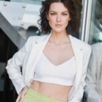 Lyanka Gryu Instagram - Быть женщиной - значит балансировать на всех своих гранях. Нежности. Силы. Амбициозности. Сексуальности. Материнства. Сердечности. Усталости. Быть разной, позволить себе жить в постоянном течении и трансформации. Это суть женской энергии - быть «водой» 🌊 Живем мы в мужском мире. Где конкретика, стабильность, дисциплина, жесткая форма - являются не просто нормой, а мерилом человека. Женщина же на много счастливее, когда находится в гибком движении. Изменчивом состоянии… наше тело создано для изменений! 🌊Поэтому мы так стремимся к новым нарядам, новым деталям в доме, поездкам, новым вкусам в ресторане. 🔥В то время, как многих мужчин устраивает одна и та же одежда всю жизнь, один и тоже интерьер и знакомая еда. Чем больше мы загоняем себя под мужские стандарты, тем меньше вдохновения получаем от жизни. Поэтому позвольте себе слышать себя и доверять себе! Радуйте себя! ✨ С вами все В Порядке! 🌹 Укладка: @alteregoitaly.ru @titova0703 Макияж: @rbg.ru @myltusova_kate Фото: @daryaorlova Стиль: @annanna.ru