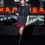 Lyanka Gryu Instagram - Премьера нового сериала Калимба на платформе @okkomovies Великий психиатор собирает в замкнутом пространстве людей причинивших насилие и их жертв. На 14 дней они остаются один на один со своими эмоциями под присмотром множества скрытых камер. Если что-то пойдет не так… это будет частью эксперимента. Всегда ли жертва по жизни является слабой и беззащитной.. Как говорила мой психолог @sergun1971 не всегда тот, кто плачет - является жертвой, эта мысль навсегда изменила мой взгляд на расстановку силы в ситуациях. Style @annanna.ru