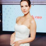 Lyanka Gryu Instagram - В рамках кино фестиваля ММКФ прошла белая вечеринка любимого журнала @kino_reporter Спасибо большое @marialemesheva_official за этот торжественный вечер! 🤍🌟 dress @katya__dorogina style @annanna.ru