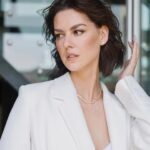 Lyanka Gryu Instagram - Быть женщиной - значит балансировать на всех своих гранях. Нежности. Силы. Амбициозности. Сексуальности. Материнства. Сердечности. Усталости. Быть разной, позволить себе жить в постоянном течении и трансформации. Это суть женской энергии - быть «водой» 🌊 Живем мы в мужском мире. Где конкретика, стабильность, дисциплина, жесткая форма - являются не просто нормой, а мерилом человека. Женщина же на много счастливее, когда находится в гибком движении. Изменчивом состоянии… наше тело создано для изменений! 🌊Поэтому мы так стремимся к новым нарядам, новым деталям в доме, поездкам, новым вкусам в ресторане. 🔥В то время, как многих мужчин устраивает одна и та же одежда всю жизнь, один и тоже интерьер и знакомая еда. Чем больше мы загоняем себя под мужские стандарты, тем меньше вдохновения получаем от жизни. Поэтому позвольте себе слышать себя и доверять себе! Радуйте себя! ✨ С вами все В Порядке! 🌹 Укладка: @alteregoitaly.ru @titova0703 Макияж: @rbg.ru @myltusova_kate Фото: @daryaorlova Стиль: @annanna.ru