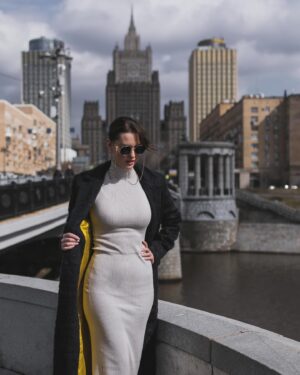Lyanka Gryu Instagram - Я человек большого города! 
Я жила в Москве, Риме, Питере, Нью-Йорке, Минске, Киеве, Лос Анджелесе 

Разное количество времени.. где-то меньше года, где-то больше 5 лет.. ну, Москва, это мой родной город детства. 

Есть особая атмосфера в Больших городах! 
Они закаляют, они дают мечты и амбиции и расширяют возможности. Большие города - для смелых и сильных духом. 

Главное, помнить.. что город может задавить, а может вдохновить и главная его ценность - это люди! 

Окружайте себя Правильными людьми.. своими! Местом опоры и отдыха, поддержки и заботы. 

А вы человек большого города или вам ближе уют тихого места? Photo @iartsevava