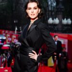 Lyanka Gryu Instagram - ММКФ’24 Спасибо большое великолепной команде за этот торжественный вечер 🖤🌟 Макияж: @rbg.ru @russo_russo Укладка: @alteregoitaly.ru @abdrashitovfamily Костюм: @alenaakhmadullina_store @salondolores @annanna.ru @mmkf_official