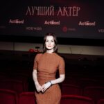 Lyanka Gryu Instagram - Любимый кинотеатр Москвы Это лучшая площадка для премьер и кинопремий - если вы никогда не были в этом кинотеатре в Москве, я очень вам рекомендую! @cinema1909_friends 📽️ Художественный - это не только безупречный стиль и атмосфера, место для свиданий друг с другом и с искусством. В одном его крыле прекрасное кафе с лучшими круассанами Москвы, в другом классический ресторан с изысканной русской кухней. В программе кинотеатра не только новинки, но и культовые ленты, классика мирового кино - совсем скоро я пойду смотреть фильм Тарковского на большом экране. После такого кинотеатра уже не хочется ходить в другие. Рассказать вам еще про несколько любимые мест в Москве? Интересно?