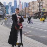 Lyanka Gryu Instagram - Я человек большого города! Я жила в Москве, Риме, Питере, Нью-Йорке, Минске, Киеве, Лос Анджелесе Разное количество времени.. где-то меньше года, где-то больше 5 лет.. ну, Москва, это мой родной город детства. Есть особая атмосфера в Больших городах! Они закаляют, они дают мечты и амбиции и расширяют возможности. Большие города - для смелых и сильных духом. Главное, помнить.. что город может задавить, а может вдохновить и главная его ценность - это люди! Окружайте себя Правильными людьми.. своими! Местом опоры и отдыха, поддержки и заботы. А вы человек большого города или вам ближе уют тихого места? Photo @iartsevava