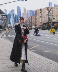 Lyanka Gryu Instagram - Я человек большого города! Я жила в Москве, Риме, Питере, Нью-Йорке, Минске, Киеве, Лос Анджелесе Разное количество времени.. где-то меньше года, где-то больше 5 лет.. ну, Москва, это мой родной город детства. Есть особая атмосфера в Больших городах! Они закаляют, они дают мечты и амбиции и расширяют возможности. Большие города - для смелых и сильных духом. Главное, помнить.. что город может задавить, а может вдохновить и главная его ценность - это люди! Окружайте себя Правильными людьми.. своими! Местом опоры и отдыха, поддержки и заботы. А вы человек большого города или вам ближе уют тихого места? Photo @iartsevava