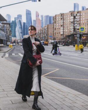 Lyanka Gryu Instagram - Я человек большого города! 
Я жила в Москве, Риме, Питере, Нью-Йорке, Минске, Киеве, Лос Анджелесе 

Разное количество времени.. где-то меньше года, где-то больше 5 лет.. ну, Москва, это мой родной город детства. 

Есть особая атмосфера в Больших городах! 
Они закаляют, они дают мечты и амбиции и расширяют возможности. Большие города - для смелых и сильных духом. 

Главное, помнить.. что город может задавить, а может вдохновить и главная его ценность - это люди! 

Окружайте себя Правильными людьми.. своими! Местом опоры и отдыха, поддержки и заботы. 

А вы человек большого города или вам ближе уют тихого места? Photo @iartsevava