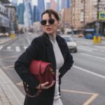 Lyanka Gryu Instagram - Я человек большого города! Я жила в Москве, Риме, Питере, Нью-Йорке, Минске, Киеве, Лос Анджелесе Разное количество времени.. где-то меньше года, где-то больше 5 лет.. ну, Москва, это мой родной город детства. Есть особая атмосфера в Больших городах! Они закаляют, они дают мечты и амбиции и расширяют возможности. Большие города - для смелых и сильных духом. Главное, помнить.. что город может задавить, а может вдохновить и главная его ценность - это люди! Окружайте себя Правильными людьми.. своими! Местом опоры и отдыха, поддержки и заботы. А вы человек большого города или вам ближе уют тихого места? Photo @iartsevava