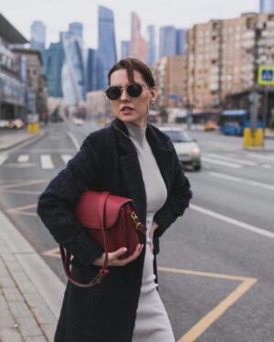Lyanka Gryu Instagram - Я человек большого города! 
Я жила в Москве, Риме, Питере, Нью-Йорке, Минске, Киеве, Лос Анджелесе 

Разное количество времени.. где-то меньше года, где-то больше 5 лет.. ну, Москва, это мой родной город детства. 

Есть особая атмосфера в Больших городах! 
Они закаляют, они дают мечты и амбиции и расширяют возможности. Большие города - для смелых и сильных духом. 

Главное, помнить.. что город может задавить, а может вдохновить и главная его ценность - это люди! 

Окружайте себя Правильными людьми.. своими! Местом опоры и отдыха, поддержки и заботы. 

А вы человек большого города или вам ближе уют тихого места? Photo @iartsevava