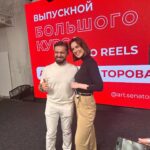 Lyanka Gryu Instagram - Моя первая в жизни лекция на аудиторию 600 человек Вчера звездный эксперт @art.senatorov пригласил меня дать лекцию на своем выпуском курса по рилс. Очень благодарна за такую возможность! Важная составляющая Успеха эксперта в он Лайн пространстве - это понимание алгоритмов, умение прописать интересный сценарий, качественное изображение … …но что делать, если при включении камеры 🎥 голос дрожит, себе не нравлюсь, мысли сбиваются и выгляжу не убедительно ?! - именно об этом и пошла речь на моей лекции «Актерские техники для работы с камерой» - для проявленых экспертов ❤️ Мой 30 летний опыт в кино и театре, множество техник и годы обучения помогают мне выделить ключевые аспекты Влияния на зрителя, удержание внимания и умение зарабатывать своей Проявленной экспертностью 🔥 В наше время у каждого специалиста есть возможность выйти он Лайн и заявить о себе, но не всегда ваш талант и глубокие знания могут пробиться сквозь страх публичных выступлений, напряжение перед камерой или микрофоном - вчера я дала мастер класс для молодых предпринимателей и после ко мне выстроилась очередь с вопросами и благодарностью. Действительно ли это так актуально? Напишите в комментариях, было интересно вам пройти подобный класс со мной и научиться Владеть собой и своей аудиторией?