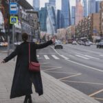 Lyanka Gryu Instagram - Я человек большого города! Я жила в Москве, Риме, Питере, Нью-Йорке, Минске, Киеве, Лос Анджелесе Разное количество времени.. где-то меньше года, где-то больше 5 лет.. ну, Москва, это мой родной город детства. Есть особая атмосфера в Больших городах! Они закаляют, они дают мечты и амбиции и расширяют возможности. Большие города - для смелых и сильных духом. Главное, помнить.. что город может задавить, а может вдохновить и главная его ценность - это люди! Окружайте себя Правильными людьми.. своими! Местом опоры и отдыха, поддержки и заботы. А вы человек большого города или вам ближе уют тихого места? Photo @iartsevava