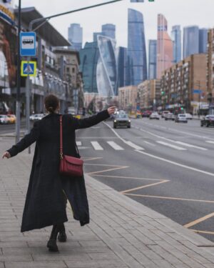 Lyanka Gryu Instagram - Я человек большого города! 
Я жила в Москве, Риме, Питере, Нью-Йорке, Минске, Киеве, Лос Анджелесе 

Разное количество времени.. где-то меньше года, где-то больше 5 лет.. ну, Москва, это мой родной город детства. 

Есть особая атмосфера в Больших городах! 
Они закаляют, они дают мечты и амбиции и расширяют возможности. Большие города - для смелых и сильных духом. 

Главное, помнить.. что город может задавить, а может вдохновить и главная его ценность - это люди! 

Окружайте себя Правильными людьми.. своими! Местом опоры и отдыха, поддержки и заботы. 

А вы человек большого города или вам ближе уют тихого места? Photo @iartsevava