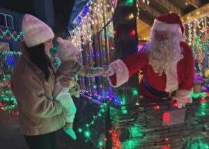 Lydia Hearst Instagram - Fist bump with Santa 🎅🏼