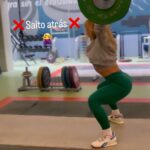 Lydia Valentín Instagram - ¿Te pasa esto? ❌ Es un error bastante común en halterofilia. Cuando hacemos un salto atrás, nos descontrolamos y nos salimos de la posición óptima que tenemos que tener debajo de la barra. ❌ Normalmente es producido por un tirón deficiente, llevando el tronco muy atrás y así perjudicando la trayectoria y efectividad de la fuerza vertical de la barra. Siempre buscaremos un salto arriba ✅ Nunca un salto atrás, o un salto adelante ❌ #weightlifting #lydiavalentin #halterofilia #snatch #arrancada #tecnica #crossfit