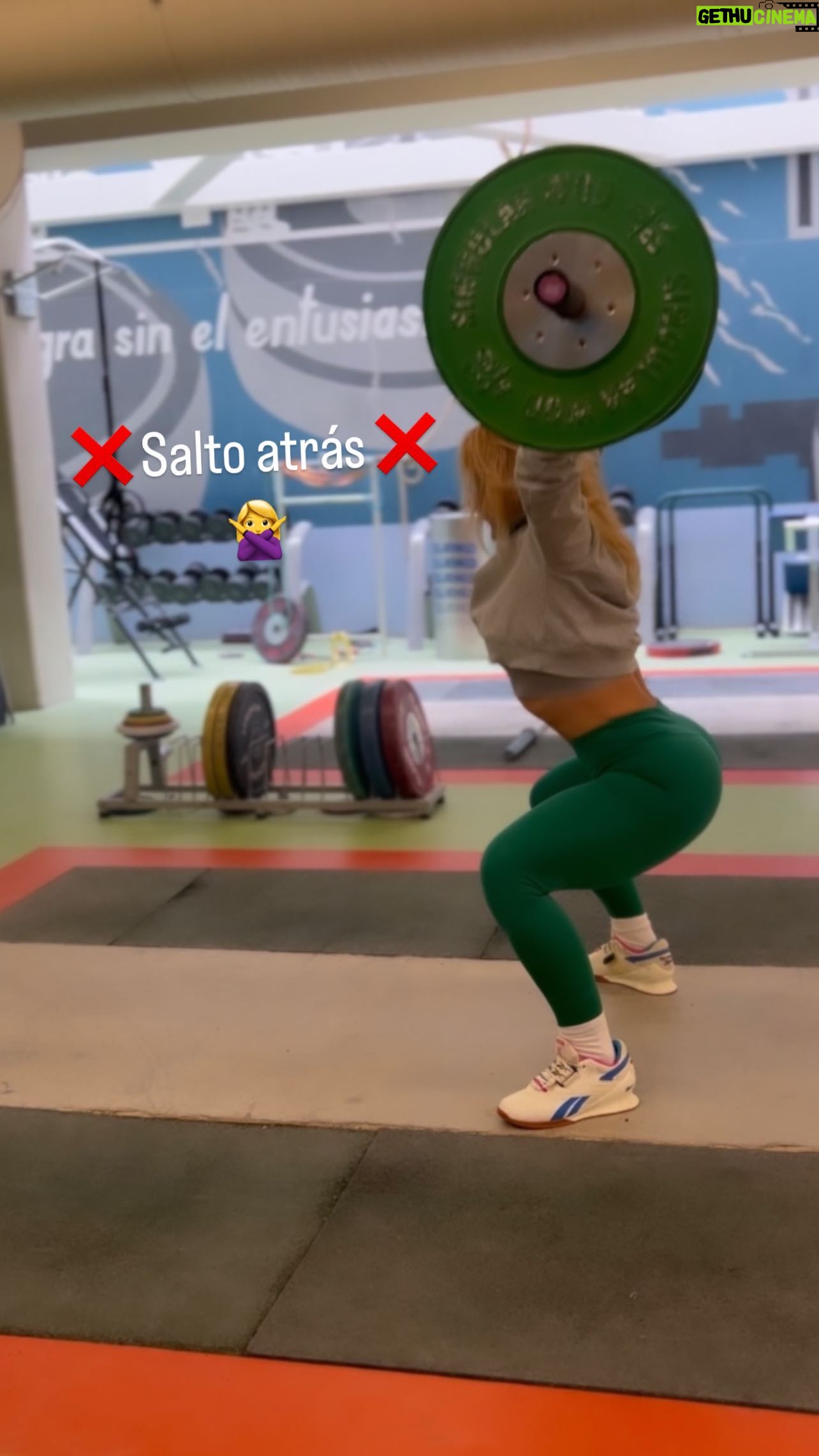 Lydia Valentín Instagram - ¿Te pasa esto? ❌ Es un error bastante común en halterofilia. Cuando hacemos un salto atrás, nos descontrolamos y nos salimos de la posición óptima que tenemos que tener debajo de la barra. ❌ Normalmente es producido por un tirón deficiente, llevando el tronco muy atrás y así perjudicando la trayectoria y efectividad de la fuerza vertical de la barra. Siempre buscaremos un salto arriba ✅ Nunca un salto atrás, o un salto adelante ❌ #weightlifting #lydiavalentin #halterofilia #snatch #arrancada #tecnica #crossfit