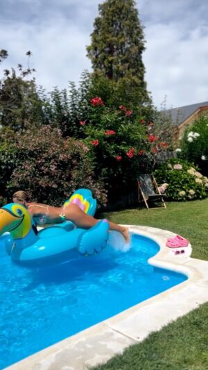 Lydia Valentín Instagram - Así celebro el 15 de agosto 💘🦦 😹

…y hace 15 años tal día como hoy…debutaba en mis primeros JJOO 🏋️‍♀️#pekin2008 

Y vosotros, ¿Qué habéis hecho? 

#lydiavalentin #summer2023 #wheightlifting #halterofilia