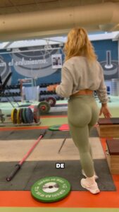 Lydia Valentín Instagram - Deberíamos de recibir la barra,como si nos fuéramos a sentar ✅ Nunca la recibiremos con las rodillas hacia delante y el culo hacia dentro ❌ No es natural; intentamos buscar posiciones y gestos naturales siempre 💪🏋️‍♀️🏋🏼‍♂️ #weightlifting #halterofilia #crossfit #cargada #clean #lydiavalentin
