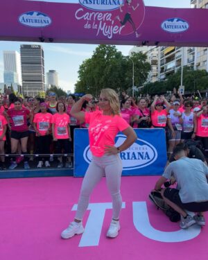 Lydia Valentín Instagram - Porque no solo somos mujeres, sino que somos mujeres fuertes 💪💖

Lo de esta mañana ha sido espectacular 🤩 enhorabuena a cada una de las mujeres que ha decidido participar hoy en @carreramujer 💖 🏃🏼‍♀️ 35.000 mujeres 🫡 de locos! 

Y millones de gracias por el premio que se me ha otorgado 🙏 a mi trayectoria deportiva 🏅 ¡GRACIAS! 

Muy feliz ☺️ ✨💞