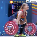 Lydia Valentín Instagram - ¡¡Apretando los dientes siempre!! Construir una buena técnica 🏋️‍♀️ nos va a requerir entrega y horas de dedicación. Cada día intenta mejorar y eso a la larga será tu recompensa 💪 No es lo mismo, saberlo que hacerlo 👉🏻🧠 no es lo mismo conocimiento, que información 💭 Gente para enseñar hay mucha, gente que enseñe con sus propios resultado muy poca; guíate por los segundos 💪 #lydiavalentin #weightlifting #halterofilia #clen
