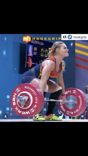 Lydia Valentín Instagram - ¡¡Apretando los dientes siempre!!

Construir una buena técnica 🏋️‍♀️ nos va a requerir entrega y horas de dedicación.

Cada día intenta mejorar  y eso a la larga será tu recompensa 💪

No es lo mismo, saberlo que hacerlo 👉🏻🧠 no es lo mismo conocimiento, que información 💭

Gente para enseñar hay mucha, gente que enseñe con sus propios resultado muy poca; guíate por los segundos 💪

#lydiavalentin #weightlifting #halterofilia #clen