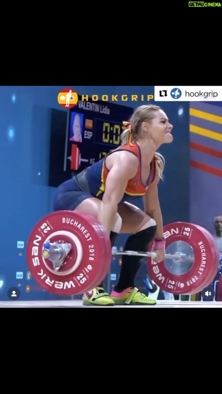Lydia Valentín - 14.5K Likes - ¡¡Apretando los dientes siempre!!
Construir una buena técnica 🏋️♀️ nos va a requerir entrega y horas de dedicación.
Cada día intenta mejorar y eso a la larga será tu recompensa 💪
No es lo mismo, saberlo que hacerlo 👉🏻🧠 no es lo mismo conocimiento, que información 💭
Gente para enseñar hay mucha, gente que enseñe con sus propios resultado muy poca; guíate por los segundos 💪
#lydiavalentin #weightlifting #halterofilia #clen