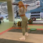 Lydia Valentín Instagram - Si piensas en controlar bien estos tres movimientos; y mejorarás mucho tu Snatch 🏋️‍♀️🔥 *Snatch Press -) Buscaremos activarnos junto con buenas sensaciones corporales y de posición. *OHS -) Objetivo, hacernos muy fuertes, somos un BLOQUE para la estabilización de la barra. *Snatch Balance-) Clave!!! Para la coordinación y la velocidad de caída,siempre rápidos y muy muy apretados. Somos un BLOQUE siempre 💪Nos hacemos fuertes para recibir la barra. Una vez que los controles e interiorices; mejorarás mucho y verás los avances ✨ Empieza siempre afianzando y dando mucha importancia a la base 😉💪 🏋️‍♀️ #weightlifting #halterofilia #crosfit #snatch #lydiavalentin