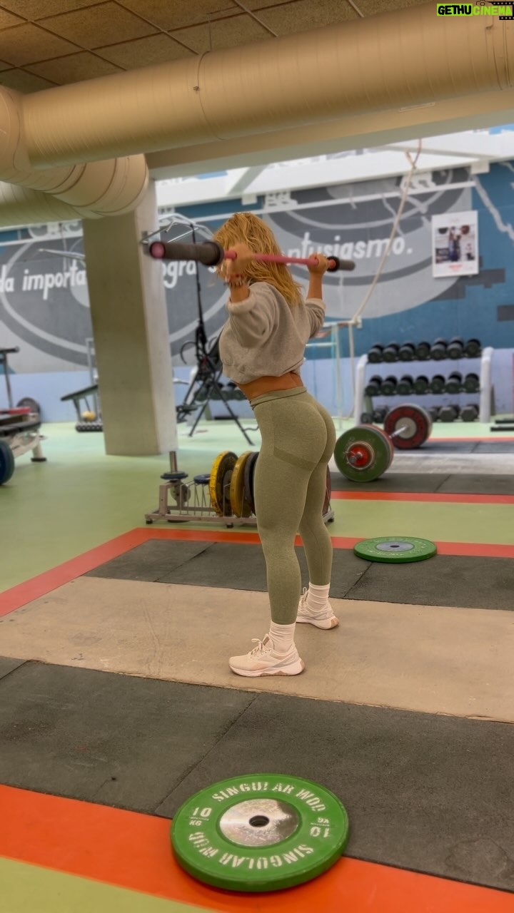 Lydia Valentín - 5.5K Likes - Si piensas en controlar bien estos tres movimientos; y mejorarás mucho tu Snatch 🏋️♀️🔥
*Snatch Press -) Buscaremos activarnos junto con buenas sensaciones corporales y de posición.
*OHS -) Objetivo, hacernos muy fuertes, somos un BLOQUE para la estabilización de la barra.
*Snatch Balance-) Clave!!! Para la coordinación y la velocidad de caída,siempre rápidos y muy muy apretados. Somos un BLOQUE siempre 💪Nos hacemos fuertes para recibir la barra.
Una vez que los controles e interiorices; mejorarás mucho y verás los avances ✨
Empieza siempre afianzando y dando mucha importancia a la base 😉💪 🏋️♀️
#weightlifting #halterofilia #crosfit #snatch #lydiavalentin