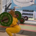 Lydia Valentín Instagram - Busca siempre TU profundidad en la sentadilla óptima. (La tuya). Sabiendo desde dónde partes. Pienso que hay tantos tipos de sentadillas, como de levantadores. A veces la falta de movilidad hace que no bajemos tanto como otra persona, que si tiene más rango de movilidad. Nuestros aspectos genéticos y biomecánicos determinarán también la profundidad que podremos alcanzar en la sentadilla. No fuerces en bajar más de lo que puedes, ya que para ello deberás distorsionar la técnica y la verticalidad necesaria, incrementando tus opciones de lesión. ❌ Si tu sentadilla es poco profunda, deberías priorizar el trabajo de movilidad, especialmente en caderas y tobillos. Esto te permitirá ir bajando más y realizar una sentadilla cada vez más eficiente y segura 💪 Céntrate en buscar TU posición óptima de sentadilla. 💪🏋️‍♀️ Mi opinión 😉 Gente que te enseñe «cómo lo hizo», no gente que te explique «cómo le han dicho» o «cree que se hace». Busca un testimonio real, no teórico 🌟🫶 #weightlifting #halterofilia #sentadilla #lydiaValentin #corssfit