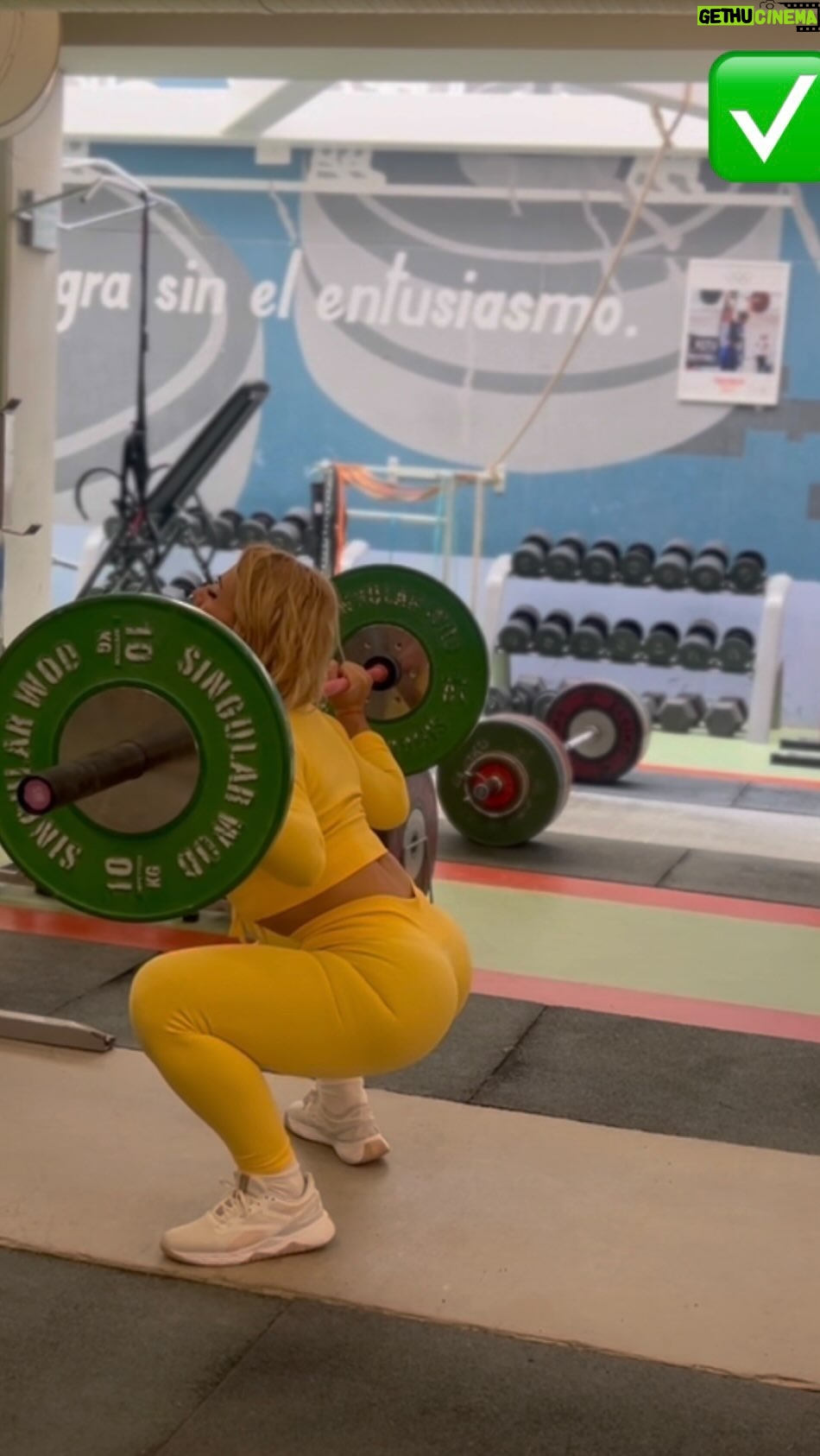 Lydia Valentín - 6.4K Likes - Busca siempre TU profundidad en la sentadilla óptima. (La tuya). Sabiendo desde dónde partes.
Pienso que hay tantos tipos de sentadillas, como de levantadores.
A veces la falta de movilidad hace que no bajemos tanto como otra persona, que si tiene más rango de movilidad.
Nuestros aspectos genéticos y biomecánicos determinarán también la profundidad que podremos alcanzar en la sentadilla.
No fuerces en bajar más de lo que puedes, ya que para ello deberás distorsionar la técnica y la verticalidad necesaria, incrementando tus opciones de lesión. ❌
Si tu sentadilla es poco profunda, deberías priorizar el trabajo de movilidad, especialmente en caderas y tobillos.
Esto te permitirá ir bajando más y realizar una sentadilla cada vez más eficiente y segura 💪
Céntrate en buscar TU posición óptima de sentadilla.
💪🏋️♀️ Mi opinión 😉
Gente que te enseñe «cómo lo hizo», no gente que te explique «cómo le han dicho» o «cree que se hace». Busca un testimonio real, no teórico 🌟🫶
#weightlifting #halterofilia #sentadilla #lydiaValentin #corssfit