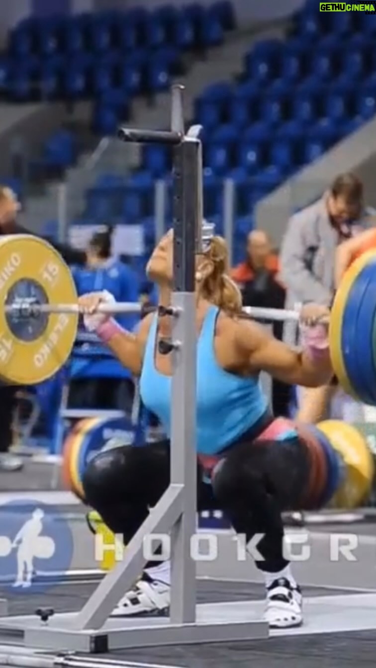 Lydia Valentín - 10.6K Likes - Como realizar una sentadilla pesada por detrás 🏋️♀️🤎
Aquí os dejo algunos tips que me parecen importantes a destacar.
¿Os ayuda?
#sentadilla #squat #lydiavalentin #halterofilia #lydiavalentin