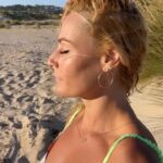 Lydia Valentín Instagram - Arena y Sal 🌊🐚🧘‍♀️ Cargando pilas 🔋 ¿Cómo os gusta cargar pilas? 👉🏻🧠 #lydiaValentin #halterofilia #weightlifting #relx