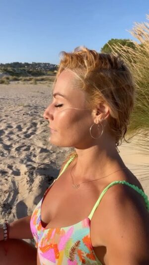 Lydia Valentín Instagram - Arena y Sal 🌊🐚🧘‍♀️

Cargando pilas 🔋 ¿Cómo os gusta cargar pilas? 

👉🏻🧠

#lydiaValentin #halterofilia #weightlifting #relx