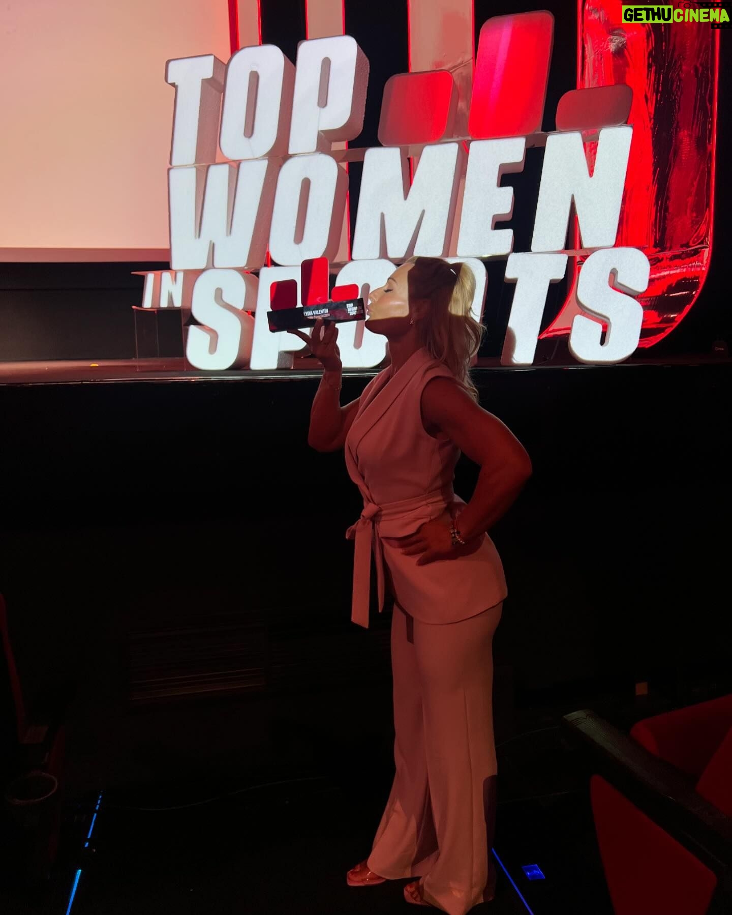 Lydia Valentín Instagram - Emocionada por pertenecer a las 100 mujeres deportistas más influyentes de 🇪🇸 Ayer vivimos un acto emocionante y súper bonito en @teatrocapitol_ 🎭 Gracias a @womenssportsinstitute por el premio que me otorgasteis ❤️ Un verdadero lujo,me siento tan afortunada por cada reconocimiento 🫶🙏🥰 #weightlifting #halterofilia #lydiavalentin