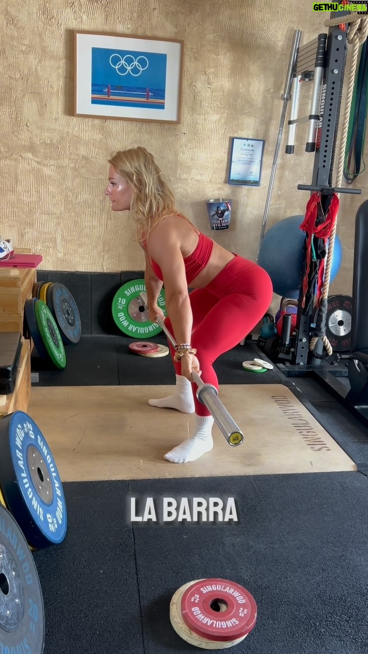 Lydia Valentín Instagram - Si te estás iniciando, hacer los ejercicios de manera lenta te ayudará. Teniendo en cuanta que para levantar mucho peso necesitásemos fuerza X Velocidad;la velocidad será clave en este deporte. Pero en los inicios la clave es afianzar una buena técnica con un buen recorrido sin frenar la barra y en un movimiento fluido (aunque sea lento) 💪🏋️♀️🏋️♀️ #lydiavalentin #halterofilia #crossfit #tecnica #snatch #weightlifting