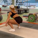 Lydia Valentín Instagram - 💥 En todo momento la barra está por delante( aplicase a todas las arrancadas colgantes, por debajo, por encima de rodillas,mitad del muslo…) hasta llegar a la posición de extensión (empuje)🔥 💥Cuando estemos en posición de empuje, ahí en esa posición aplicaremos la máxima extensión arriba ⬆️ elevaremos los talones y flexionaremos los brazos NUNCA antes 💥 💥Siempre, siempre, siempre la barra pegada al cuerpo. La acercarnos a nuestra cadera, haciendo así fuerzas verticales y NUNCA aplicaremos fuerzas horizontales (caderazo hacia fuera ) 👎🏻 Pensemos que la barra trae una inercia que si la sacas hacia fuera, tiene que volver y eso no es un gesto eficiente ni correcto a la hora de levantar grandes pesos 🏋️‍♀️🏋️‍♀️ #weightlifting #halterofilia #crossfit #lydiavalentin #snatch #arrancada