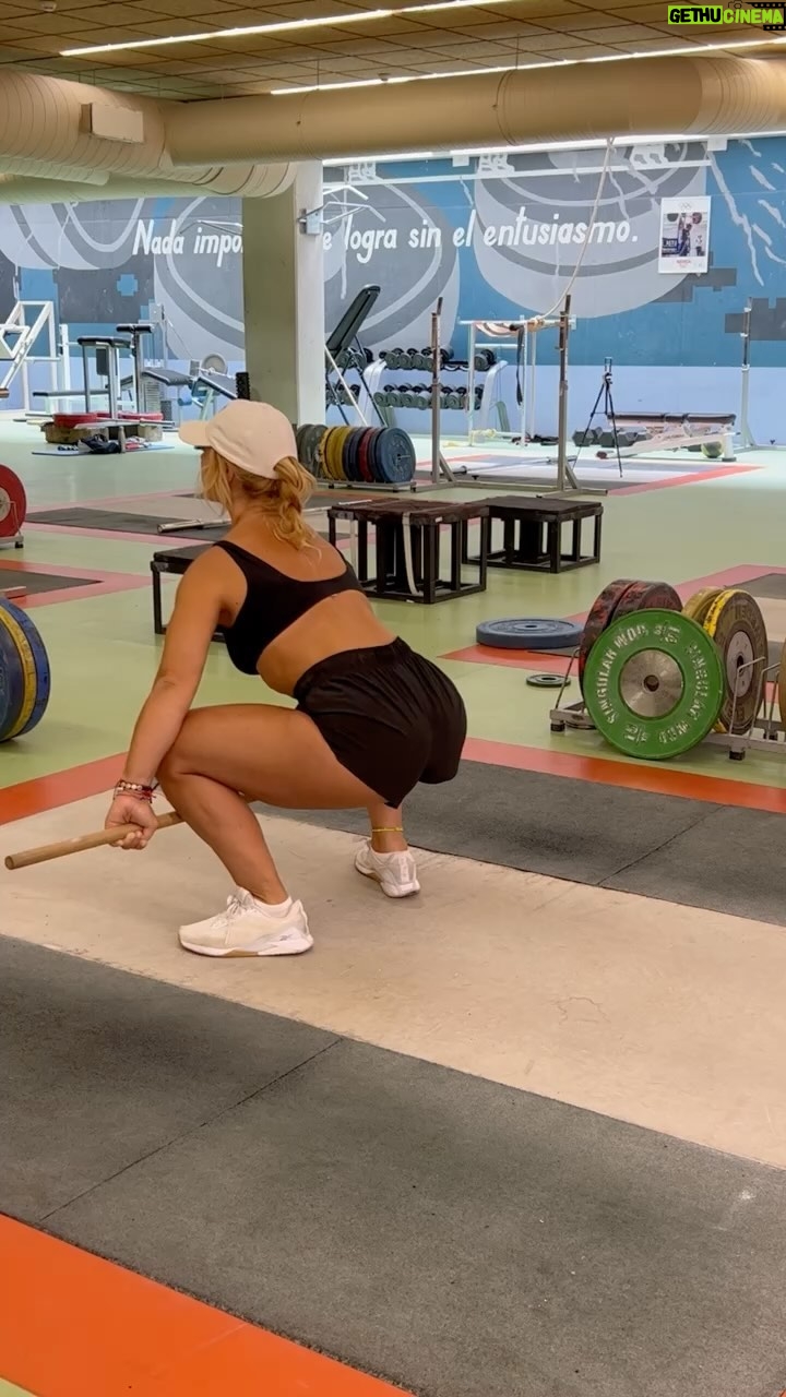 Lydia Valentín - 8.7K Likes - 💥 En todo momento la barra está por delante( aplicase a todas las arrancadas colgantes, por debajo, por encima de rodillas,mitad del muslo…) hasta llegar a la posición de extensión (empuje)🔥
💥Cuando estemos en posición de empuje, ahí en esa posición aplicaremos la máxima extensión arriba ⬆️ elevaremos los talones y flexionaremos los brazos NUNCA antes 💥
💥Siempre, siempre, siempre la barra pegada al cuerpo.
La acercarnos a nuestra cadera, haciendo así fuerzas verticales y NUNCA aplicaremos fuerzas horizontales (caderazo hacia fuera ) 👎🏻 Pensemos que la barra trae una inercia que si la sacas hacia fuera, tiene que volver y eso no es un gesto eficiente ni correcto a la hora de levantar grandes pesos 🏋️♀️🏋️♀️
#weightlifting #halterofilia #crossfit #lydiavalentin #snatch #arrancada