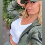 Lydia Valentín Instagram - La barra siempre estará adelantada tanto para la subida como para la bajada , hombro por delante o justo encima de la barra 🏋️‍♀️✅ Nunca por detrás ❌ Si trabajas parándote en estas tres posiciones serás más consciente de como estas colocado a la hora de la extensión 💪✨ Aplica para la cargada también 🏋🏼‍♂️😉 #lydiavalentin #halterofilia #weightlifting #tecnica #snatch #arrancada