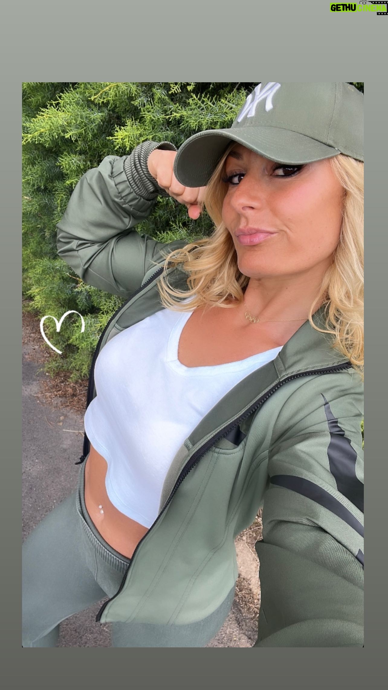 Lydia Valentín Instagram - La barra siempre estará adelantada tanto para la subida como para la bajada , hombro por delante o justo encima de la barra 🏋️♀️✅ Nunca por detrás ❌ Si trabajas parándote en estas tres posiciones serás más consciente de como estas colocado a la hora de la extensión 💪✨ Aplica para la cargada también 🏋🏼♂️😉 #lydiavalentin #halterofilia #weightlifting #tecnica #snatch #arrancada