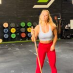 Lydia Valentín Instagram - 💥 EMPUJE 💥 El empuje es fundamental ( MUY importante) para poder hacer un Split Jerk, Push Press, Push Jerk con éxito y así poder levantar los máximos kilos en estos ejercicios. Sin un buen empuje,no hay kilos,ni movimiento 👎🏻 Interioriza tu empuje, ten buenas sensaciones al final la halterofilia es un deporte de repetición y de sensaciones 🏋️‍♀️🏋️‍♀️ #weightlifting #halterofilia #lydiavalentin #crossfit #empuje