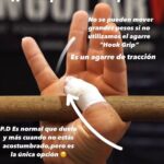 Lydia Valentín Instagram - Aquí os dejo el tensoplast que uso (lo encuentras en farmacias) el esparadrapo y el spray de pegamento. Para todos los que me escribís que os duele cuando hacéis hookgrip,pues probar con esto. Muestro dos opciones la primera con tensoplast solamente para gente que se está iniciando,mueve poco peso,o porque se sientes cómodo y no necesitas más. Y la segunda opción que es más heavy 🤟🏼 la que yo SIEMPRE uso y no se me mueve por muchas repes y peso que ponga (y si fuese así le añado más esparadrapo) para que no se mueva nada. Pensad que el agarre en el contacto con la barra es fundamental. Un mal agarre conlleva a un movimiento 👎🏻 Espero que os sirva de ayuda 😉💪🏋️‍♀️🏋🏼‍♂️ #lydiavalentin #weightlifting #halterofilia #crossfit #hookgrip