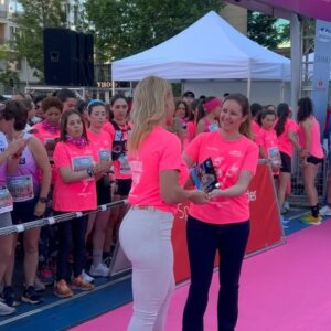 Lydia Valentín Instagram - Porque no solo somos mujeres, sino que somos mujeres fuertes 💪💖

Lo de esta mañana ha sido espectacular 🤩 enhorabuena a cada una de las mujeres que ha decidido participar hoy en @carreramujer 💖 🏃🏼‍♀️ 35.000 mujeres 🫡 de locos! 

Y millones de gracias por el premio que se me ha otorgado 🙏 a mi trayectoria deportiva 🏅 ¡GRACIAS! 

Muy feliz ☺️ ✨💞